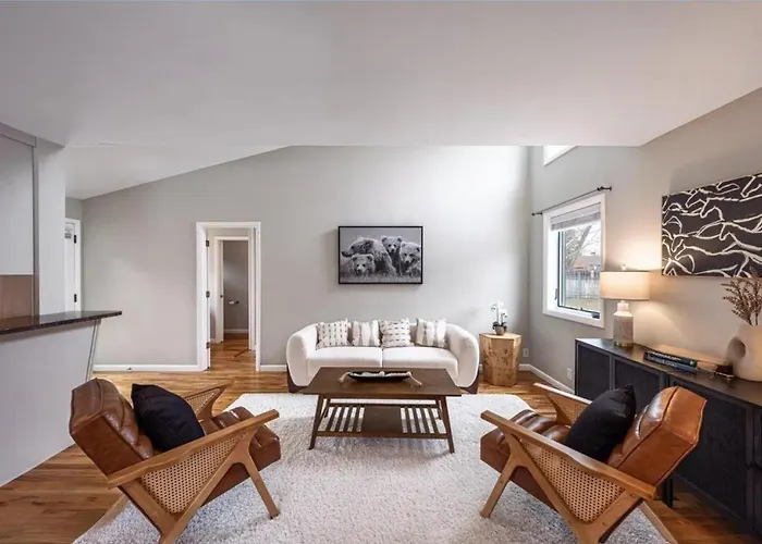 Bright 3br Near Parks And Trails Apartment *